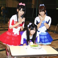 サプライズで用意されたバースデーケーキを前に、笑顔を見せる倉持明日香（写真中央）と、「Happy Birthday To You」を歌ってお祝いする柏木由紀（左）と高城亜樹（右）。