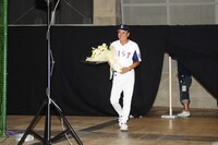 サプライズとして、花束を持って登場した倉持明。