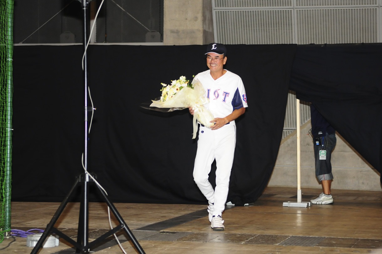 サプライズとして、花束を持って登場した倉持明。