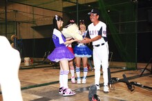 父・倉持明（写真右）から花束を手渡される娘・倉持明日香（左）。