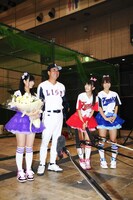 自身の誕生日に実の父親と“バッティング対決”をすることになった倉持明日香（写真左）。彼女にとって忘れられない誕生日になったはずだ。