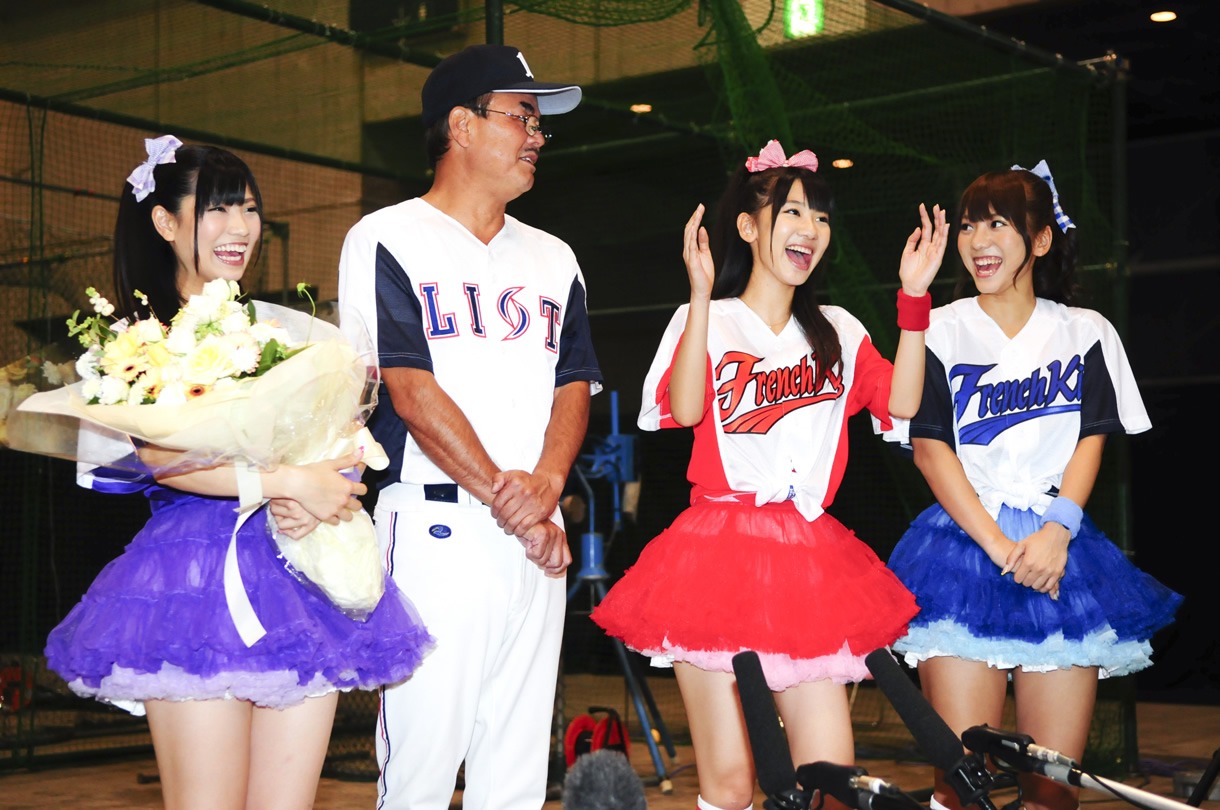 父親から花束以外のプレゼントをもらったことがあるかという質問に、倉持（写真左）は「プロ野球のキャンプ取材のときには、いつもお母さんと私にお土産を買ってきてくれます」と回答。