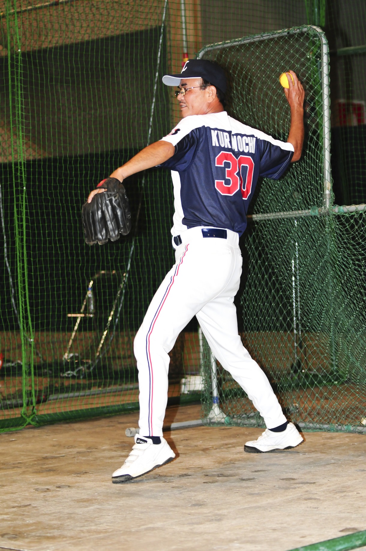 始球式に臨む倉持明。