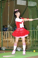 満面の笑顔で空振りする柏木。