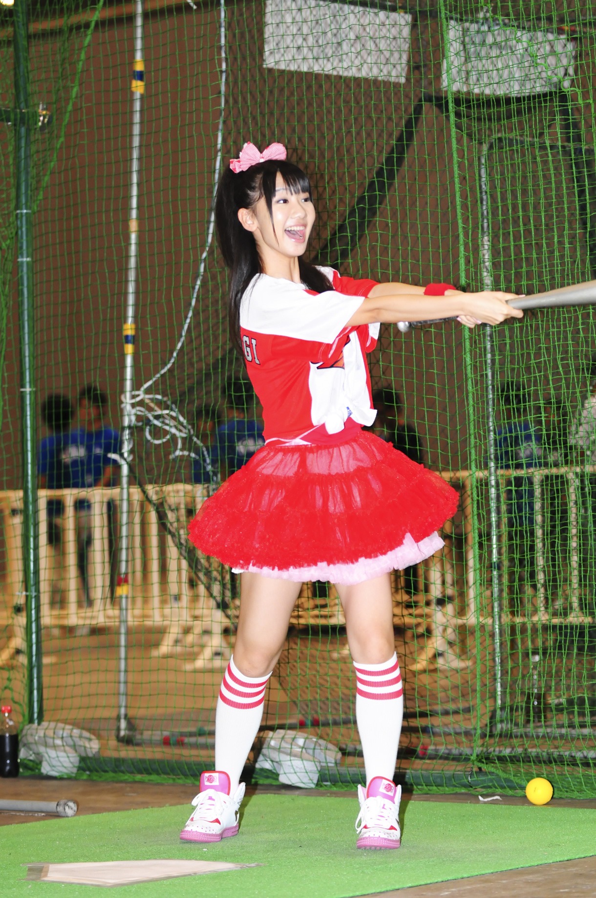 満面の笑顔で空振りする柏木。