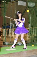 野球の基本に沿って、しっかりボールを見つめてスイングする倉持。ただし、結果は空振り。