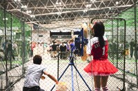 バッティング会の様子。柏木の背番号は1番。