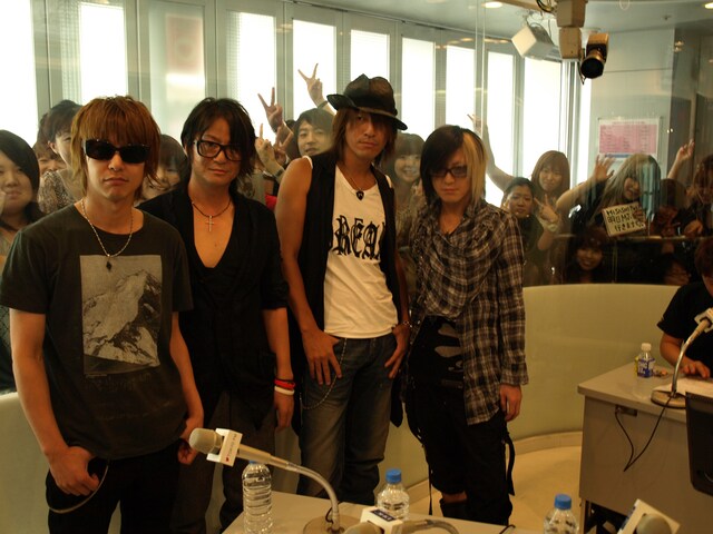 スペイン坂スタジオにてファンと記念撮影するGLAY。