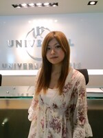 由緒あるユニバーサルのロゴを背負ったアイラ。