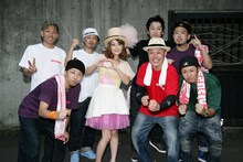 ライブを終えゴキゲンなET-KINGと千秋。