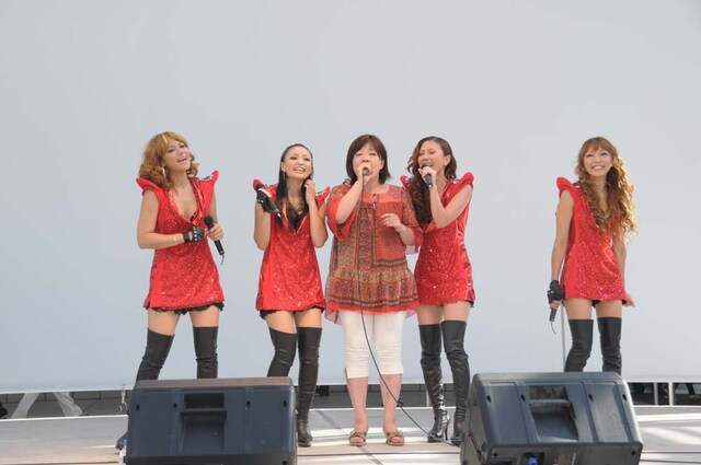 「あなたの3行ラブレター」グランプリ受賞者（写真中央）を招いた5人編成のMAX。