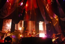 写真はPlastic Treeワンマンライブ「テント（2）」の模様。