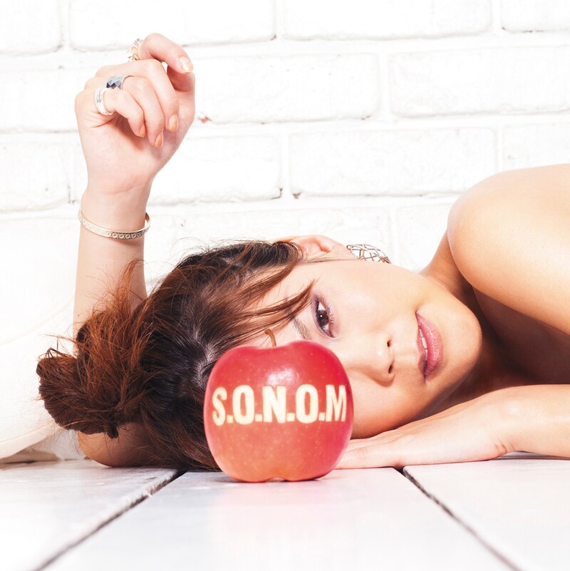 SONOMIはKREVAプロデュースによるアルバム「S.O.N.O.M」（写真）を9月8日にリリースした。