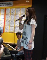 約3年半ぶりのインストアライブでタワーレコード渋谷店を訪れた安藤裕子。