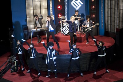 写真はビデオクリップの1シーン。下段中央がパパイヤ鈴木。