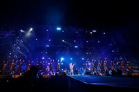 横浜の海をバックにした幻想的なステージセット。