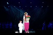 入籍後初のライブということで、「CHU-LIP」では子役の男の子とバージンロードを歩くウエディング演出も。