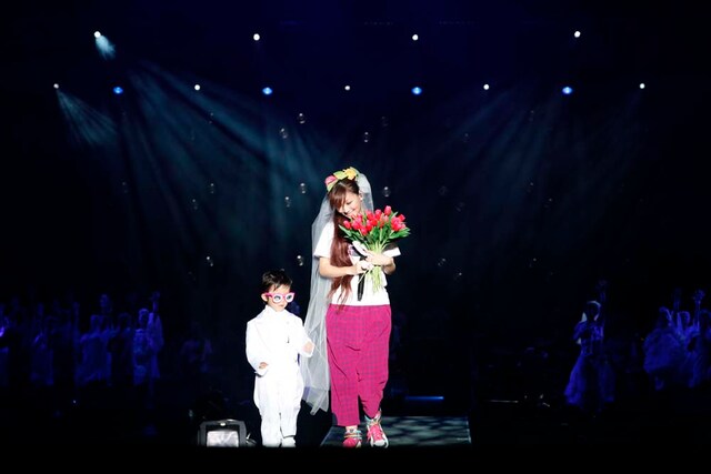 入籍後初のライブということで、「CHU-LIP」では子役の男の子とバージンロードを歩くウエディング演出も。