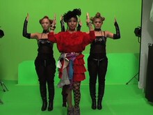 EMI MARIAとダンサーチームVENOMによる、エイリアンダンスのレクチャー映像のワンシーン。