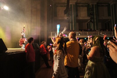 ドイツの観客も日本のモモイストと変わらぬ大盛り上がり。モモーイの動きにあわせサイリウムを右へ左へと振り回した。