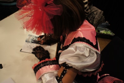 日本語入りのサインをプレゼントするモモーイ。