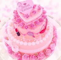 「Sweet Licious」初回限定盤ジャケット。ありっくまプロデュースのピンクのケーキが目印。