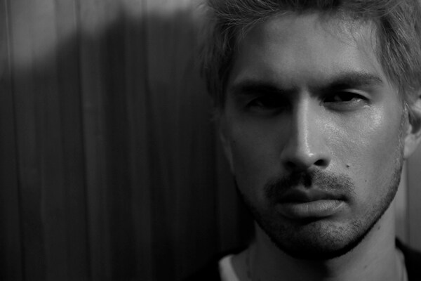 2005年にリリースされたベストアルバム「Ken Hirai 10th Anniversary Complete Single Collection '95-'05 "歌バカ"」から5年。この裏盤といえるカップリング集がついに登場。