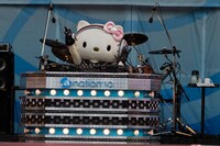 今年8月に「a-nation'10」に出演したキティは華麗なDJプレイでオーディエンスを魅了した。