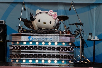 今年8月に「a-nation'10」に出演したキティは華麗なDJプレイでオーディエンスを魅了した。