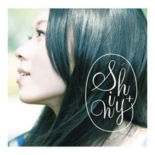写真は寿美菜子の1stソロシングル「Shiny+」通常盤ジャケット。
