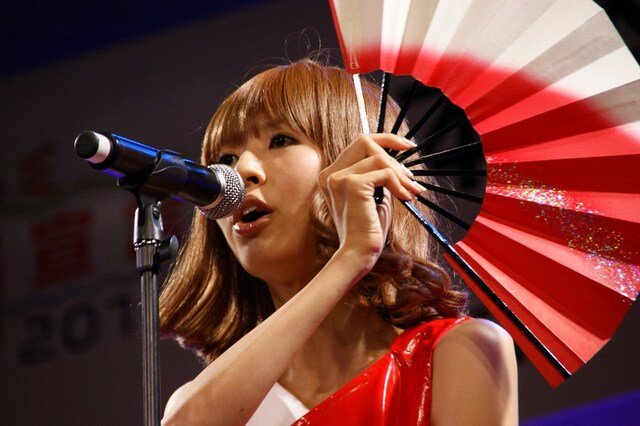 扇子を使ったダンスパフォーマンスを披露するリサ。