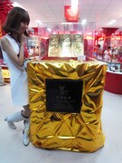 公式グッズ売り場に並ぶ金の延べ棒に興味津々のセレブアイドル、リサ。