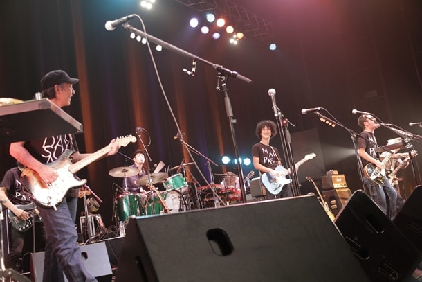 この日のライブは3時間以上にわたって展開。民生が「これ週に1回ぐらいやらなきゃ！」と言うと、田中が思わず「えー!?」と叫ぶシーンも。