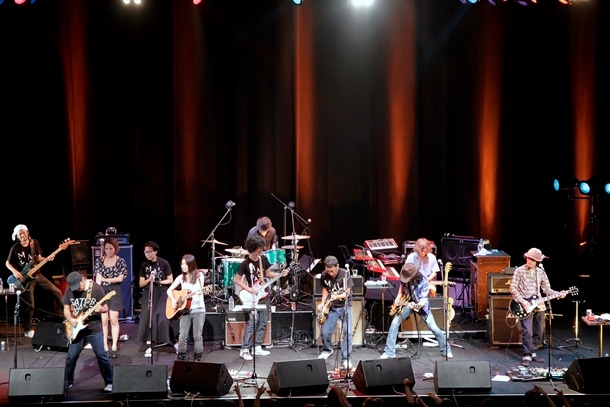 ライブ当日の9月8日は台風9号が日本列島に上陸したものの、フロアは長田のデビュー“30周年ぐらい”を祝うファンで超満員に。