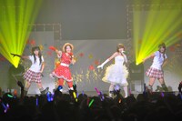 生稲晃子（写真左から2番目）は多田愛佳（左）、浦野一美（右から2番目）、平嶋夏海（右）と「麦わらでダンス」を披露。