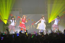 生稲晃子（写真左から2番目）は多田愛佳（左）、浦野一美（右から2番目）、平嶋夏海（右）と「麦わらでダンス」を披露。