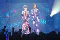 城之内早苗（写真右）は岩佐美咲（左）と一緒に、ソロデビュー曲「あじさい橋」を熱唱。