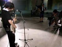 写真はPV撮影の様子。撮影は8月に、都内某所の倉庫にて行われた。