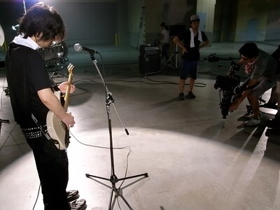 写真はPV撮影の様子。撮影は8月に、都内某所の倉庫にて行われた。