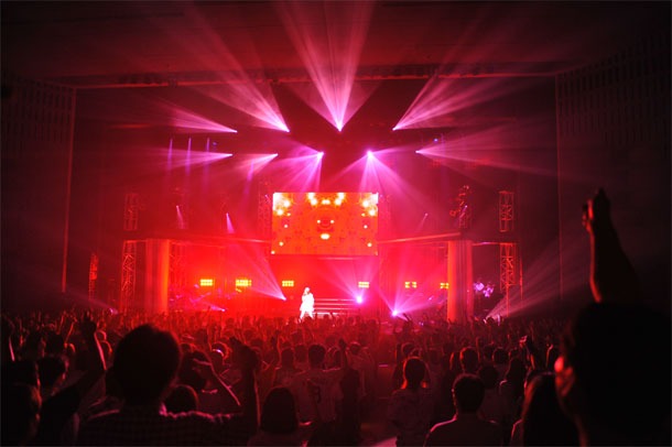 ラストライブ「RINA AIUCHI LAST LIVE 2010 -LAST SCENE-」埼玉・大宮ソニックシティ公演の模様。