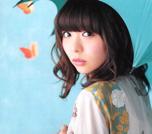 写真はCharaが楽曲提供した2ndシングル「ぼくを探して」通常盤ジャケット。