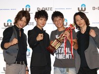 D☆DATE 5人目のメンバーに選ばれた堀井新太（写真右から2番目）を囲む五十嵐隼士（左）、瀬戸康史（左から2番目）、荒木宏文（右）。