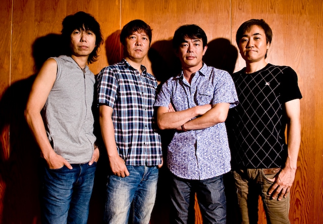 インタビューでは昨年のデビュー20周年時に行われたカバーアルバムリリース、スペシャルライブなどについても振り返っている。