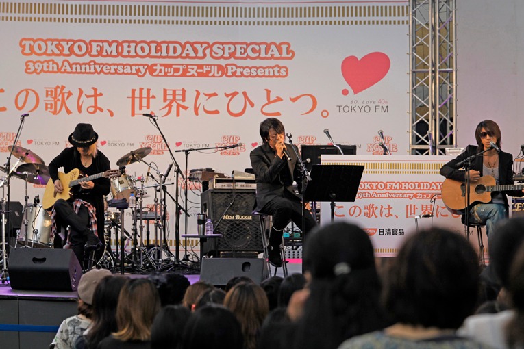今週の人気の画像10位は「カップヌードル祭でGLAY、ゴスペラーズらがライブ披露」よりGLAYライブの様子。