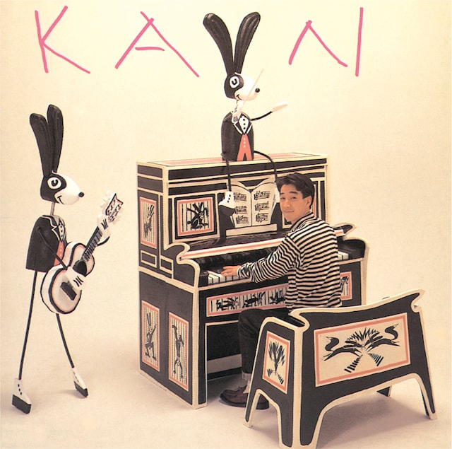 こちらはデビューアルバム「テレビの中に」ジャケット。少年のようなKANの表情が初々しい。