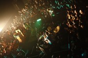 ライブ終了後、スクリーンには撮影されたばかりのライブ写真が次々と映し出される特別演出も（撮影：三吉ツカサ）。