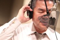 拳銃をマイクに、手錠をヘッドフォンに持ち替えレコーディングに挑んだOJS48。