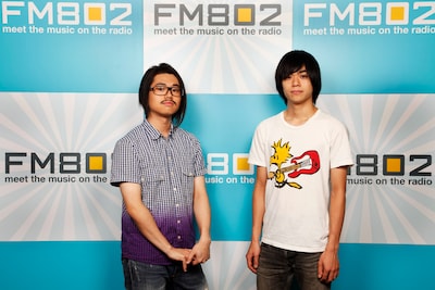 ハマ・オカモト（左）と小山田壮平（右）。