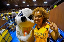 日立サンロッカーズのマスコットキャラクター、サンディ（左）とMiss Monday（右）。