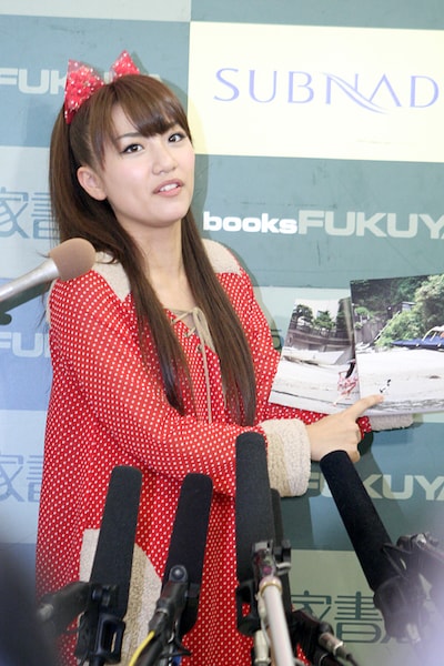 お気に入りの写真を尋ねられると表紙カバーを外して「私がカモを追っかけてる、この写真です」と示した。